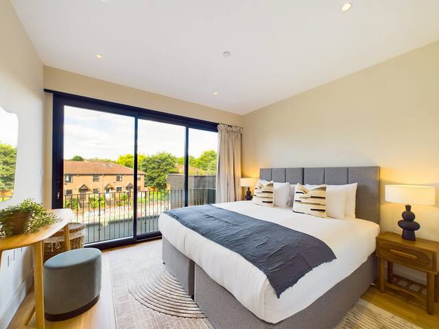 Large Spacious St Pancras Apartment with Balcony gallery image 3