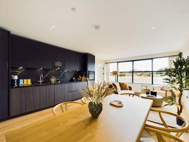 Large Spacious St Pancras Apartment with Balcony gallery image 2