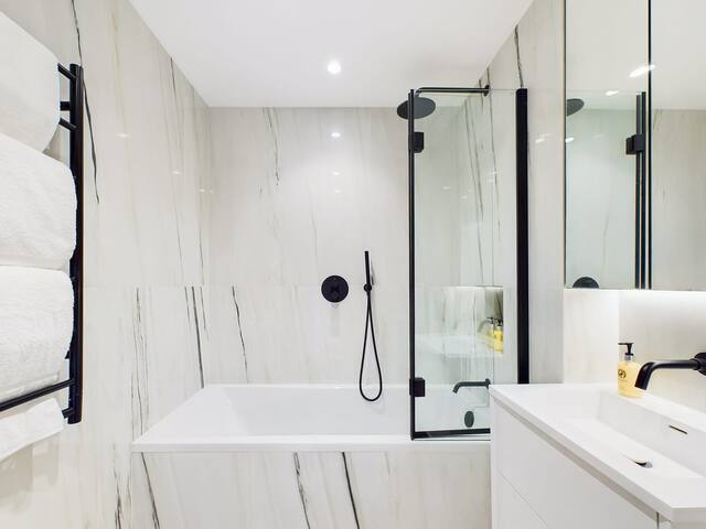 Large Spacious St Pancras Apartment with Balcony gallery image 4