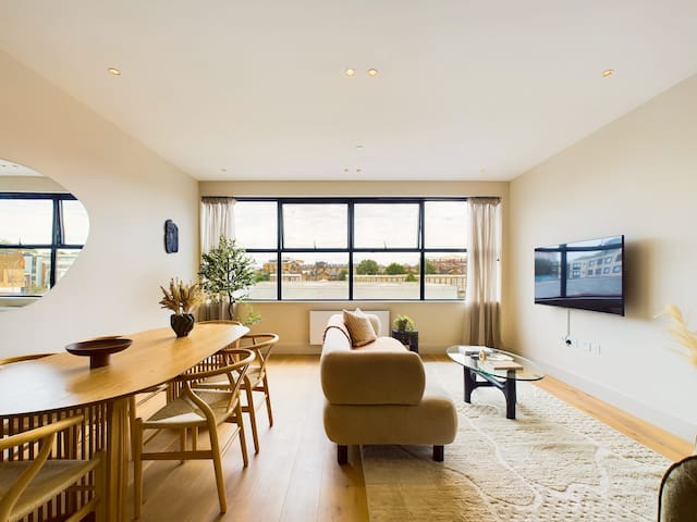 Spacious Camden Town Apartment with Balcony