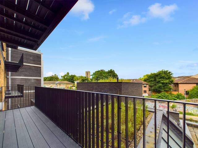 Spacious Camden Town Apartment with Balcony gallery image 5