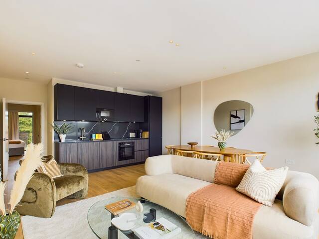 Spacious Camden Town Apartment with Balcony gallery image 2