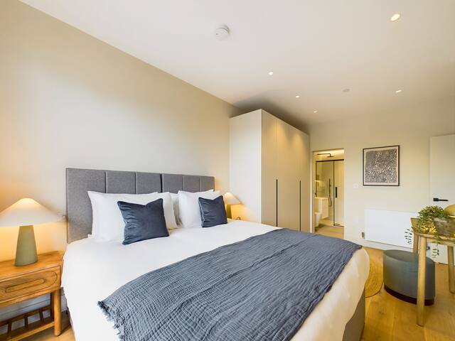 Spacious Camden Town Apartment with Balcony gallery image 3