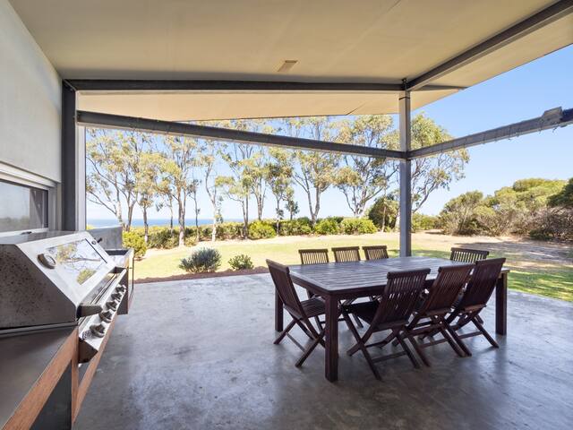 Redgate Beach House with Private Tennis Court gallery image 5