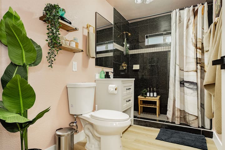 Las Vegas Downtown Private Modern x2 Suite Retreat gallery image 4