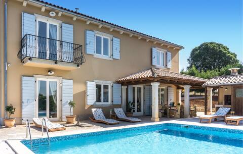 Cozy home in Smoljanci with kitchen