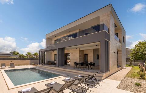 5 bedroom stunNing home in Nin