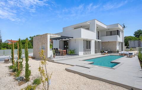 Cozy home in Bilice with outdoor swimming pool