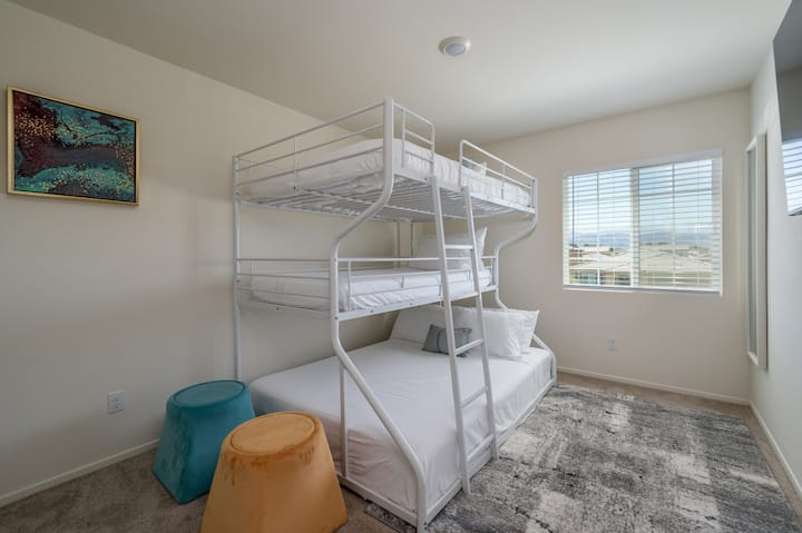 ห้องนอน #4: เตียงควีนไซส์เหนือเตียงสองชั้นขนาดควีนไซส์ชั้นบน