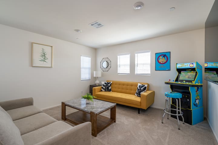 ลอฟท์: โซฟาเบดควีนไซส์ (สีเทา) + ฟูก (สีเหลือง)