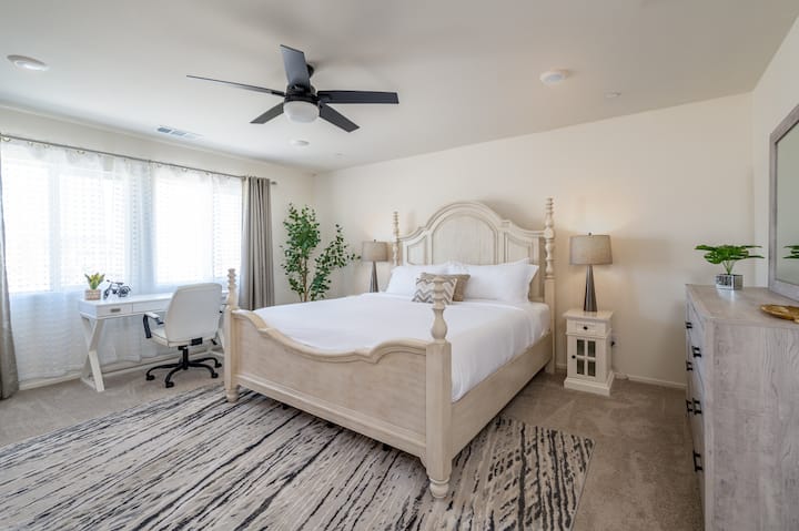 ห้องนอน #1: เตียงคิงไซส์ (หลัก) พร้อมห้องน้ำในตัวชั้นบน