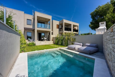 Popular Airbnb listing: Holiday house molaj with private pool in Stranići Kod Nove Vasi