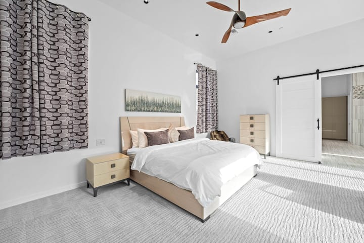 Yataq otağı 1: Oturma sahəsi, qaz buxarısı, hovuza giriş və hamam otağı olan çarpayı 180-220 sm