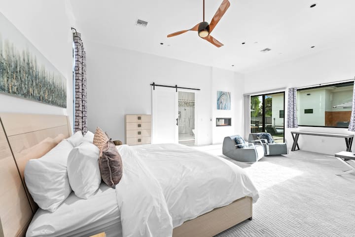 Yataq otağı 1: Oturma sahəsi, qaz buxarısı, hovuza giriş və hamam otağı olan çarpayı 180-220 sm