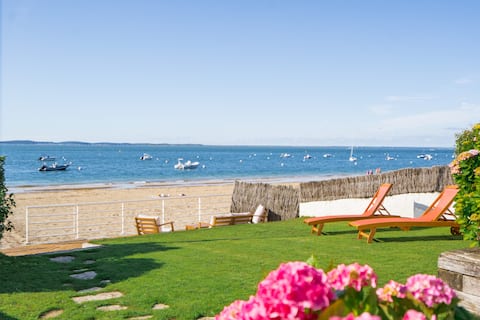 Exceptional villa on the beach, feet in the sand