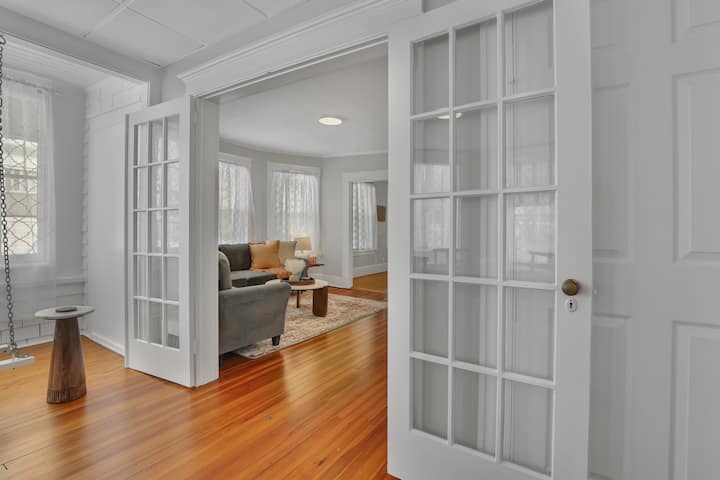 West Hartford Center:  Charming New England Apt - Hartford, CT