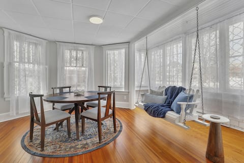 West Hartford Center:  Charming New England Apt