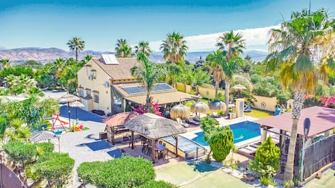 Cubo's Villa Las Palmeras Altas Family