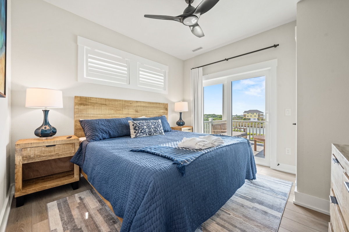 Suite con cama tamaño king y acceso al balcón y vistas al sonido en el tercer nivel