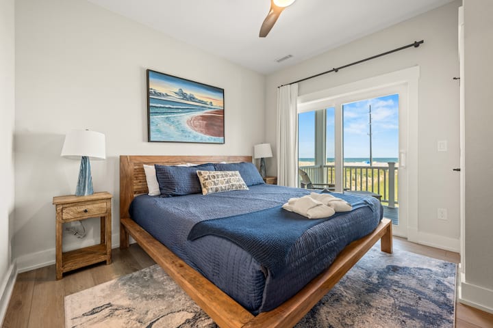 Suite King con balcón privado y vistas al mar en el segundo nivel.