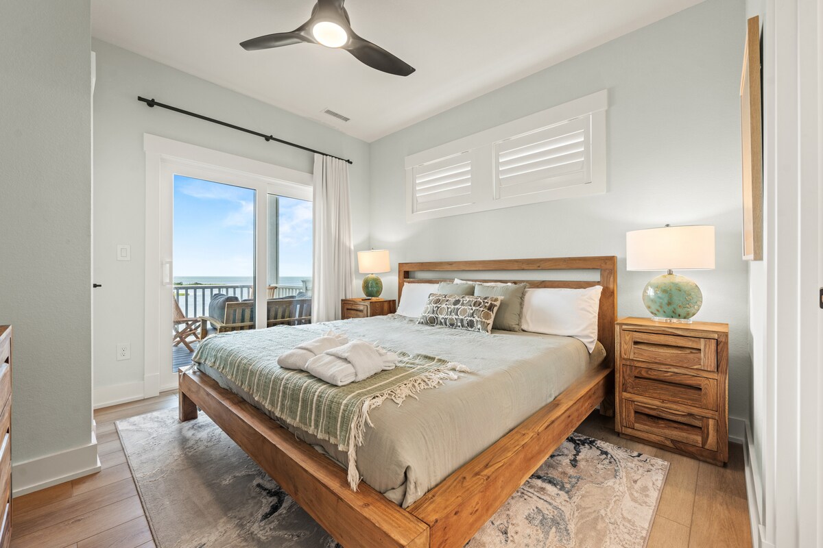 Suite con cama tamaño king y acceso al balcón y vistas al sonido en el tercer nivel