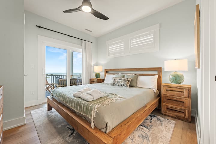 Suite con cama tamaño king y acceso al balcón y vistas al sonido en el tercer nivel