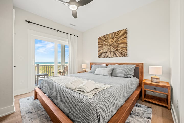 Suite king con balcón privado y vistas al mar en el segundo nivel