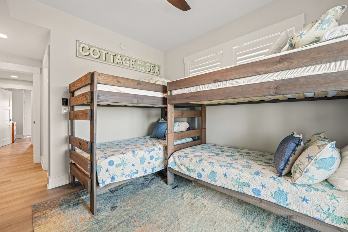 2 juegos de literas individuales en suite con acceso al balcón y vista de sonido en el segundo nivel