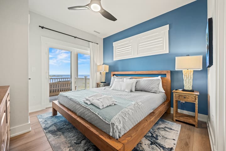 Suite con cama tamaño king con acceso al balcón y vistas al sonido en el segundo nivel