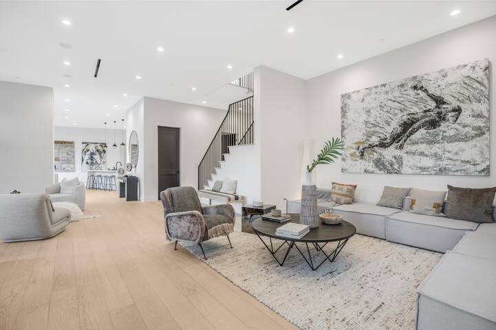 New Hollywood Hills Modern – Pool & City Views gallery image 5