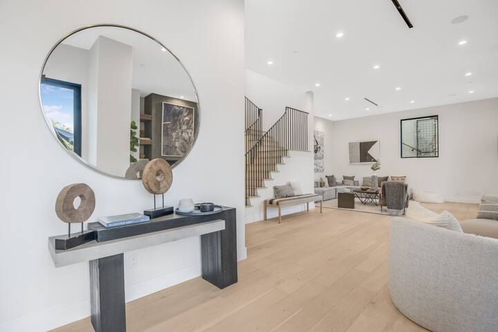 New Hollywood Hills Modern – Pool & City Views gallery image 2