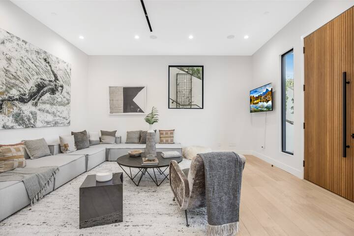 New Hollywood Hills Modern – Pool & City Views gallery image 4