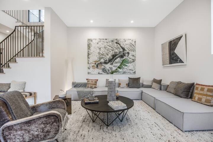 New Hollywood Hills Modern – Pool & City Views gallery image 3