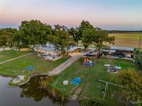 Lake Retreat w/ 3 Homes, Sleeps 37, Hot Tubs, Saun