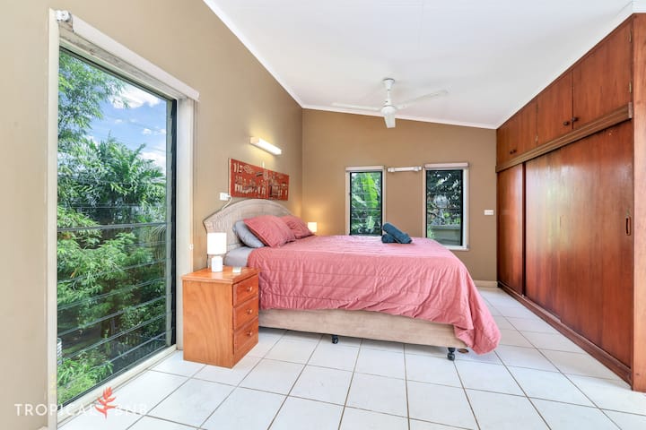 Пространа главна спална соба со брачен кревет (широк 180 - 200 см