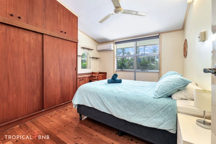 Во втората спална соба има  брачен кревет (широк 150-179 см)