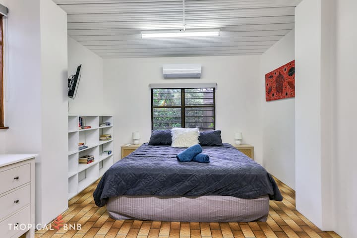 Четвртата спална соба (на долниот кат) има брачен кревет (широк 180 - 200