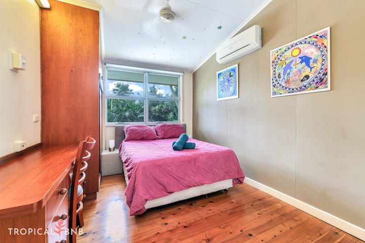 Третата спална соба има брачен кревет (широк 150-179 см)