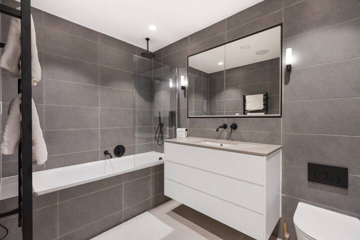 3BR-Sleeps8-Central London-Parking gallery image 2