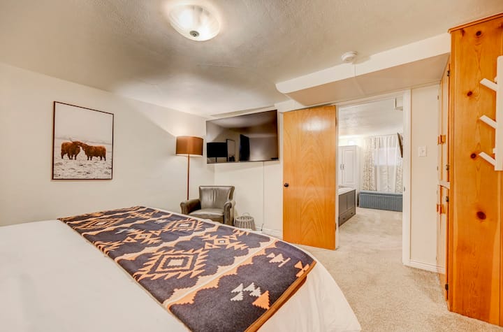 4号卧室：您应得的加大双人床绿洲。