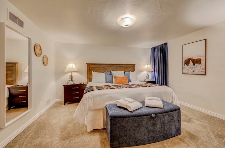 4号卧室配备加大双人床。