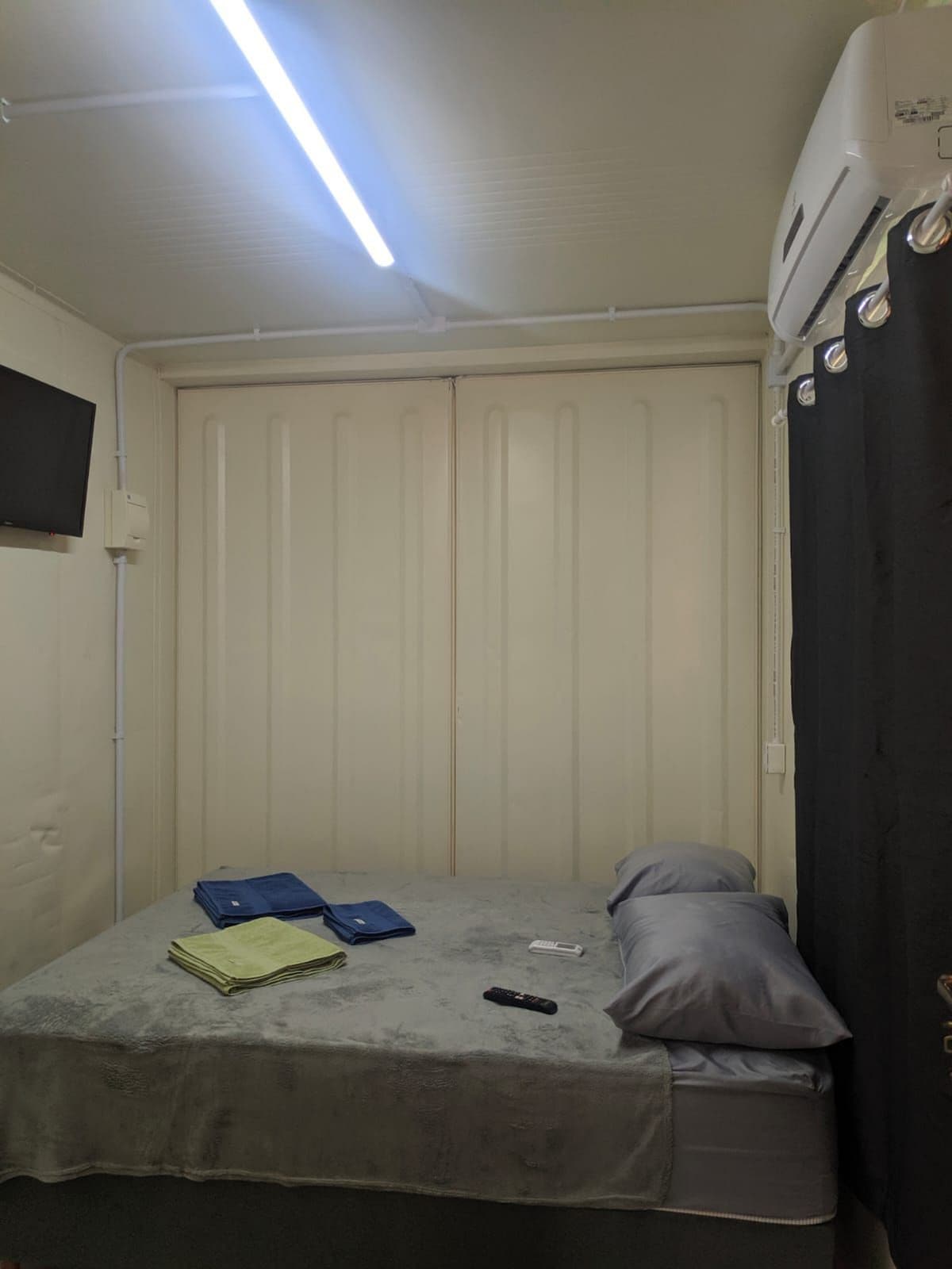 Соба со двоен кревет, клима уред, затемнување и паметен телевизор.