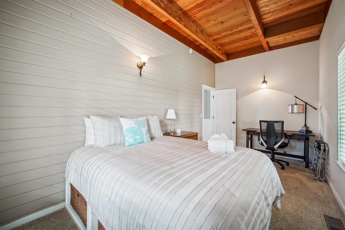 Dormitorio en la planta baja con espacio de oficina en The Aerie