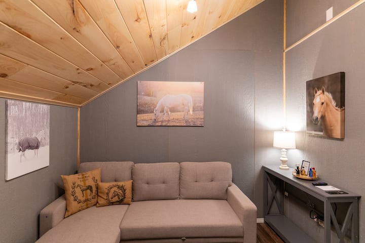 Barn Loft Suite Overlooking The Horses - Berea, KY
