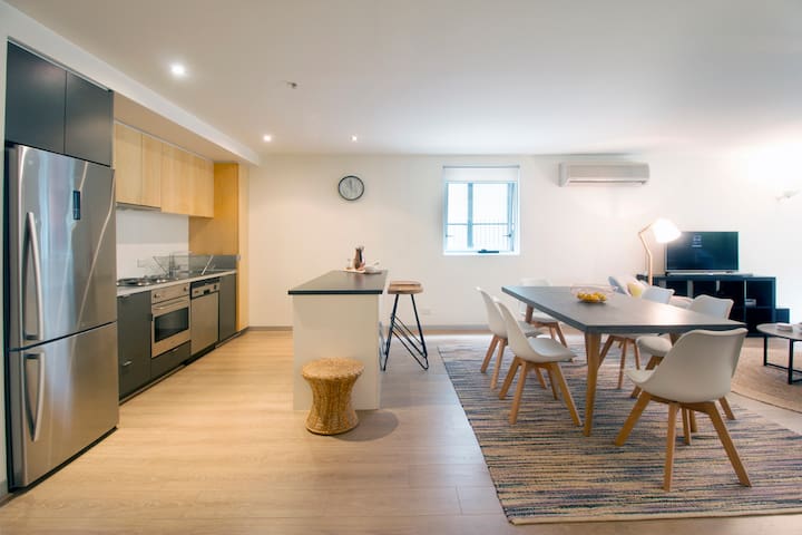 Urban Sea Drift- Beach 250m, Pets, Gym, Pool, BBQ.