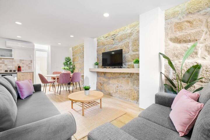 Sunny House with Patio | Walk to Attractions