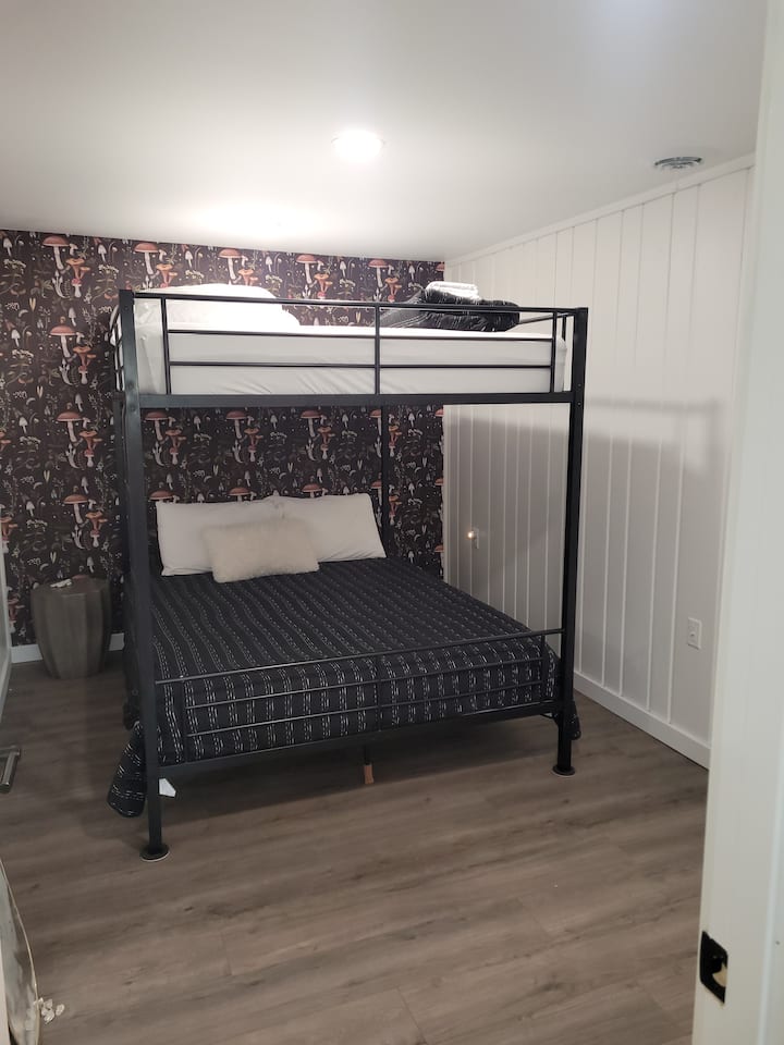Chambre numéro 4. La chambre dispose maintenant d'une télévision de 42".