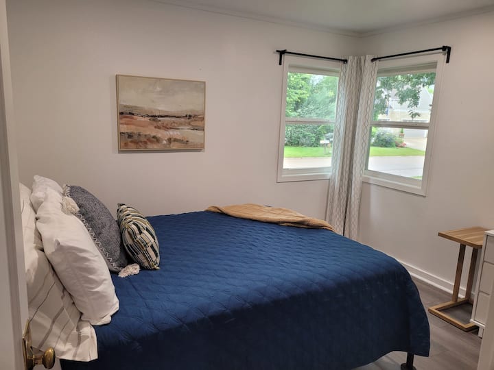 La chambre numéro 2 dispose d'un lit Queen Size avec 2 miroirs et un comptoir pour se préparer.