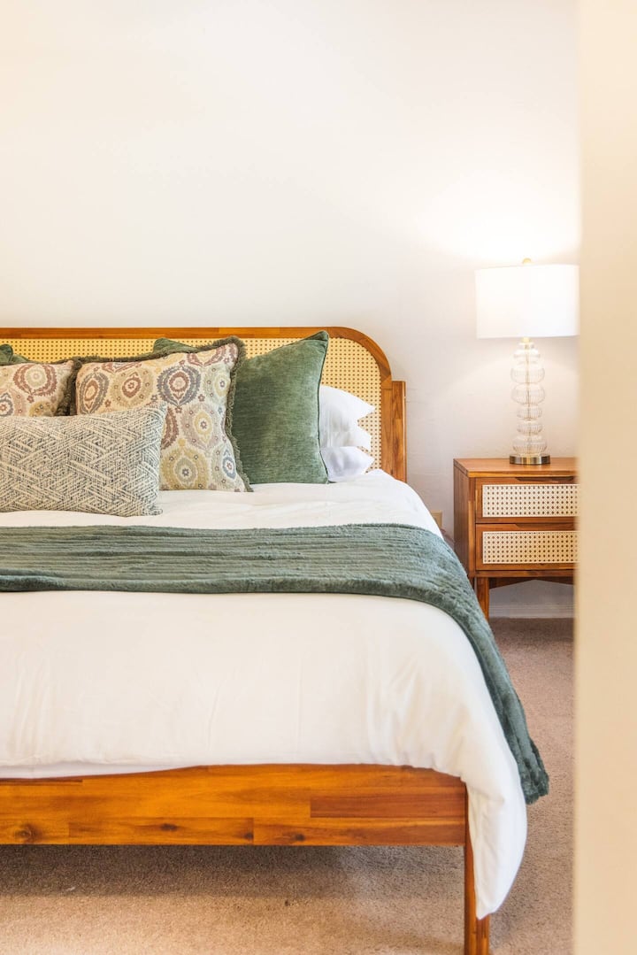 Dormitorio uno: cama tamaño king