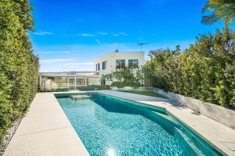 Luxe Lagoon: Family-Friendly Retreat with Pool